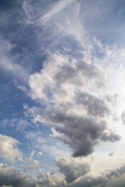 Mavi gökyüzü güzel bulutlar