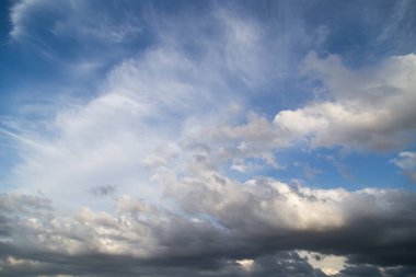 Mavi gökyüzü güzel bulutlar