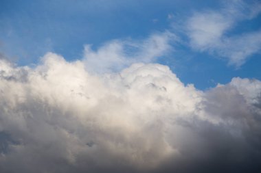 Mavi gökyüzü güzel bulutlar