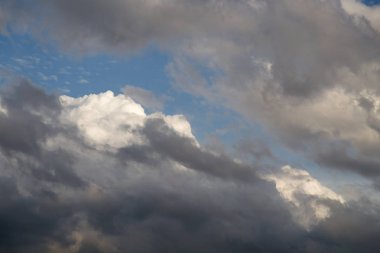 arka plan olarak gün batımında güzel bulutlar