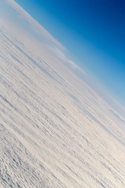 Wolken, een uitzicht vanuit vliegtuig raam — Stockfoto