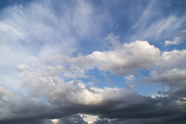 Beaux nuages contre ciel bleu — Photo