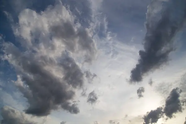 Красивые облака на закате в качестве фона — стоковое фото