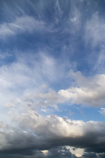 Awan yang indah terhadap langit biru — Stok Foto