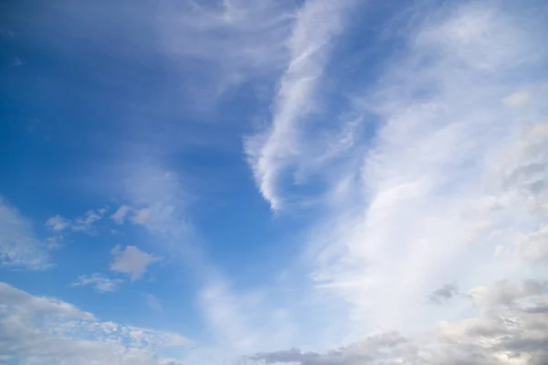 Awan yang indah terhadap langit biru — Stok Foto