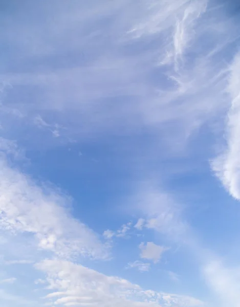 Mavi gökyüzü güzel bulutlar — Stok fotoğraf