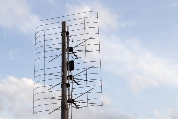 Uma antena velha no fundo do céu — Fotografia de Stock