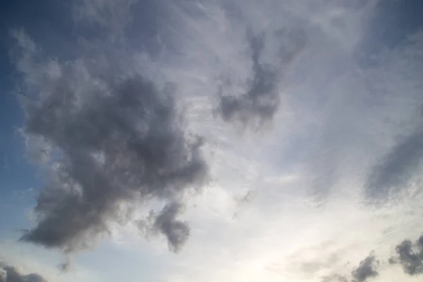 Schöne Wolken gegen blauen Himmel — Stockfoto