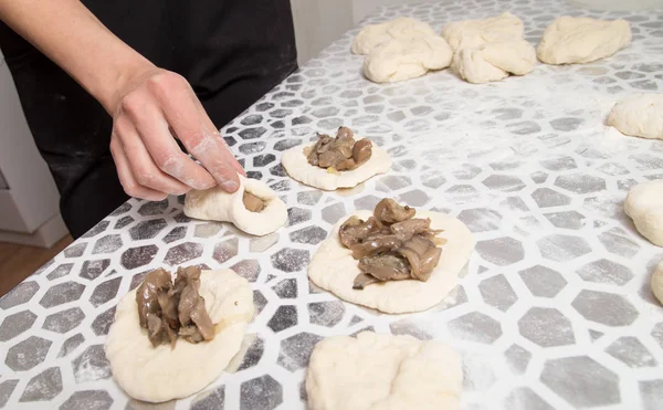 Gâteaux de cuisson de la pâte dans la cuisine — Photo