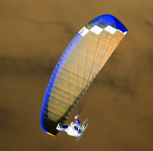 Paraquedas no céu na inversão — Fotografia de Stock