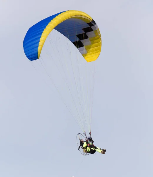 Parachute sur fond de ciel — Photo