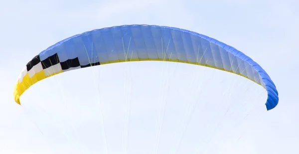 Fallskärm på en himmel bakgrund — Stockfoto