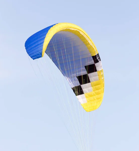 Parachute op een hemelachtergrond — Stockfoto