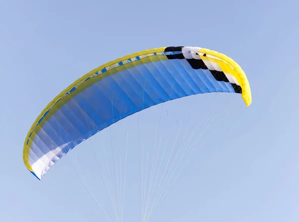 Fallschirm auf einem Himmelshintergrund — Stockfoto
