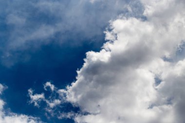 Arkaplan olarak gökyüzündeki bulutlar