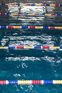 Arka plan olarak havuzda şerit