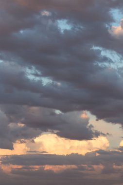 Gün batımında gökyüzünde güzel bulutlar