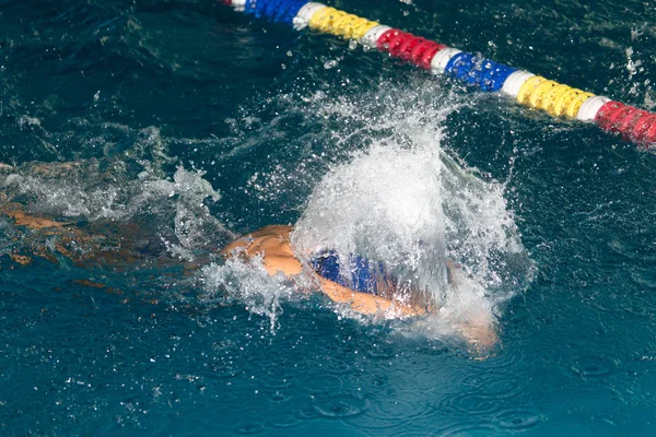 Junge schwimmt im Pool — Stockfoto