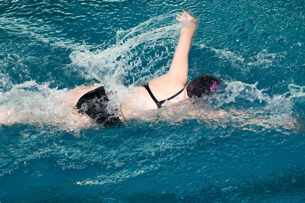 Дівчина плаває в басейні — стокове фото