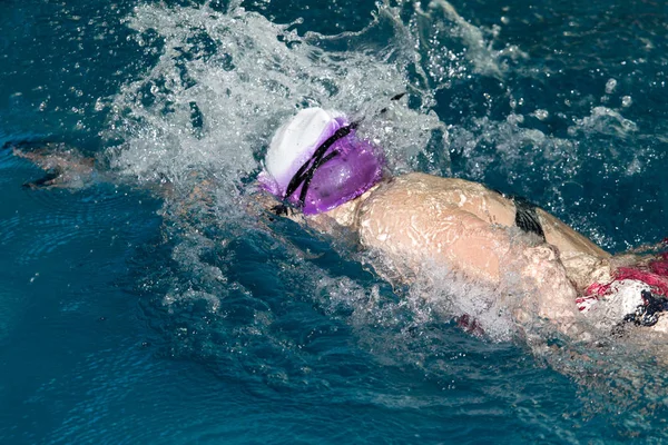 Mädchen schwimmt im Pool — Stockfoto