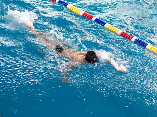 A fiú sportolni megy a medencébe. — Stock Fotó