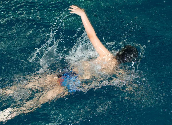 Jongen gaat in voor sport in het zwembad — Stockfoto