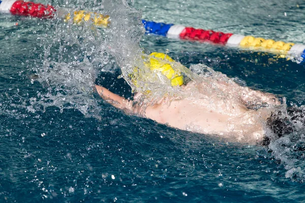 Junge treibt Sport im Schwimmbad — Stockfoto