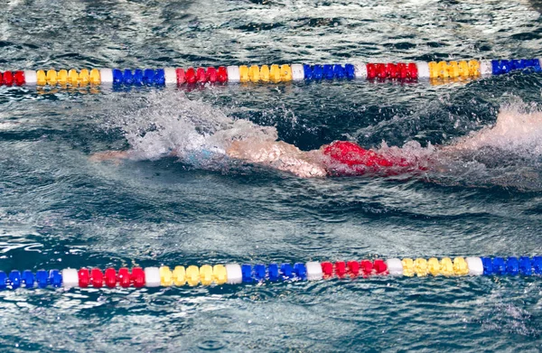 A fiú sportolni megy a medencébe. — Stock Fotó