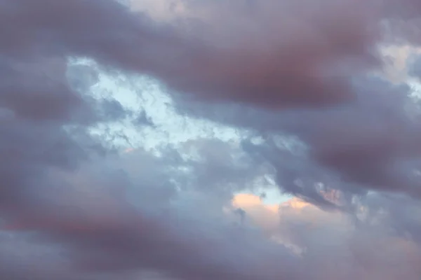 夕暮れ時の空の美しい雲背景 — ストック写真