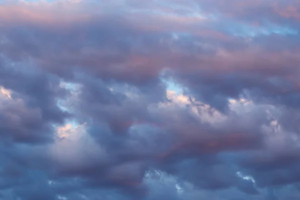 Awan indah di langit di latar belakang matahari terbenam — Stok Foto