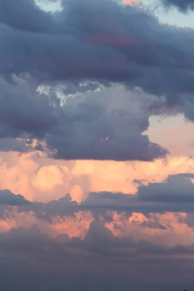 Gyönyörű felhők az égen naplementekor háttér — Stock Fotó