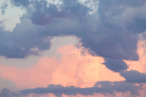 Awan indah di langit di latar belakang matahari terbenam — Stok Foto