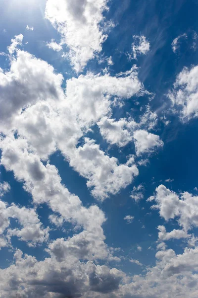 Belle nuvole contro il cielo blu — Foto Stock