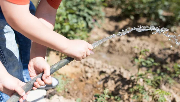 Água de irrigação da mangueira ao ar livre — Fotografia de Stock