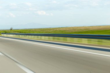 Bu hızda bir yol. Doğadaki parkta.