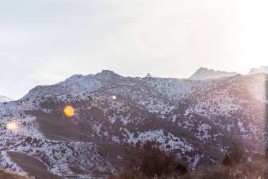 Kışın Tian Shan 'ın karla kaplı dağları .