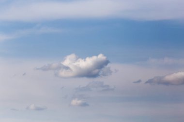 Bulutlu gökyüzü. Doğadaki parkta.