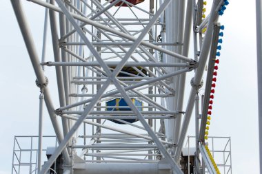 Gökyüzü arka planında dönme dolap. Doğadaki parkta.