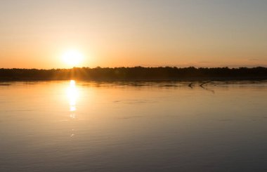 Nehirde güzel bir gün batımı. Doğadaki parkta.