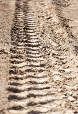 Arka plan olarak yerdeki makinenin izi. .