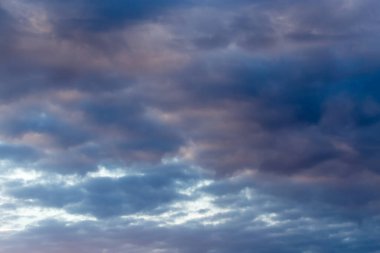 Şafakta bulutlu güzel bir gökyüzü. Doğadaki parkta.