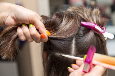 Güzellik salonunda saç dokumak. Doğadaki parkta.