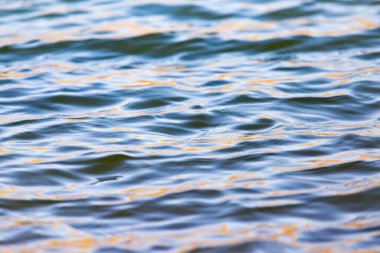 Göldeki suyun genişliği arka plan olarak kullanılıyor. .