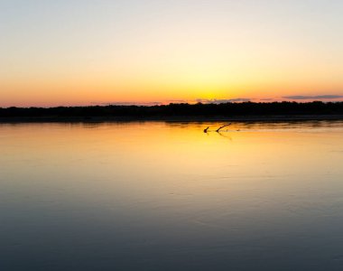 Nehirde güzel bir gün batımı. Doğadaki parkta.