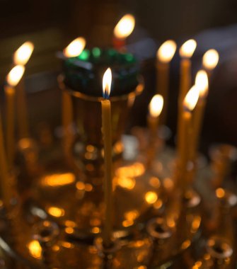 Ortodoks kilisesinde mumlar yanıyor. Fotoğraflar stüdyoda.