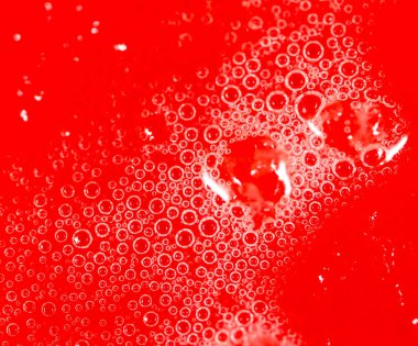 Kırmızı arkaplanda bal damlaları .