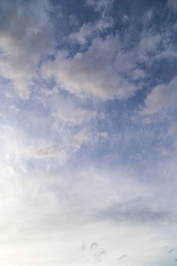 Güzel bulutlar mavi gökyüzüne karşı. Doğadaki parkta.