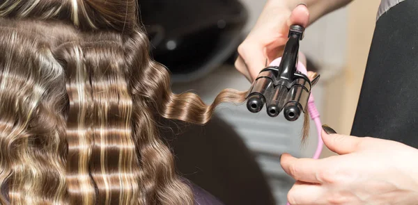 Wikkel Het Haar Een Schoonheidssalon — Stockfoto