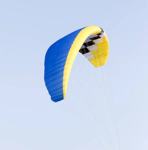 Parachute Een Hemelse Achtergrond Het Park Natuur — Stockfoto