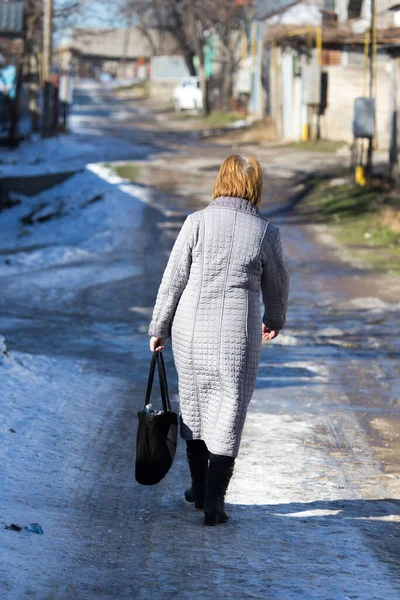 Una Mujer Con Una Bolsa Camino Invierno — Foto de Stock
